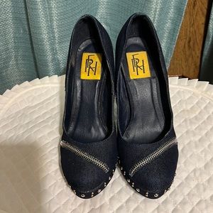 Pre-Owned FRH Woman Denim Zipper & Studded Accent Pumps Size 8